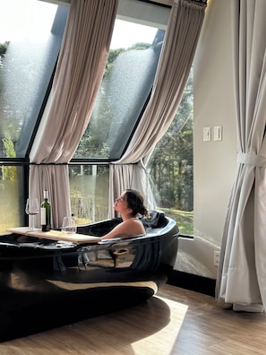 Kabin Deluks, pemandangan gunung | Kamar mandi | Bathtub dan shower terpisah dan bathtub dengan aliran air