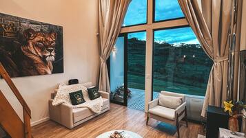 Cabana luxo, vista para a montanha | Área de estar | TV de tela plana