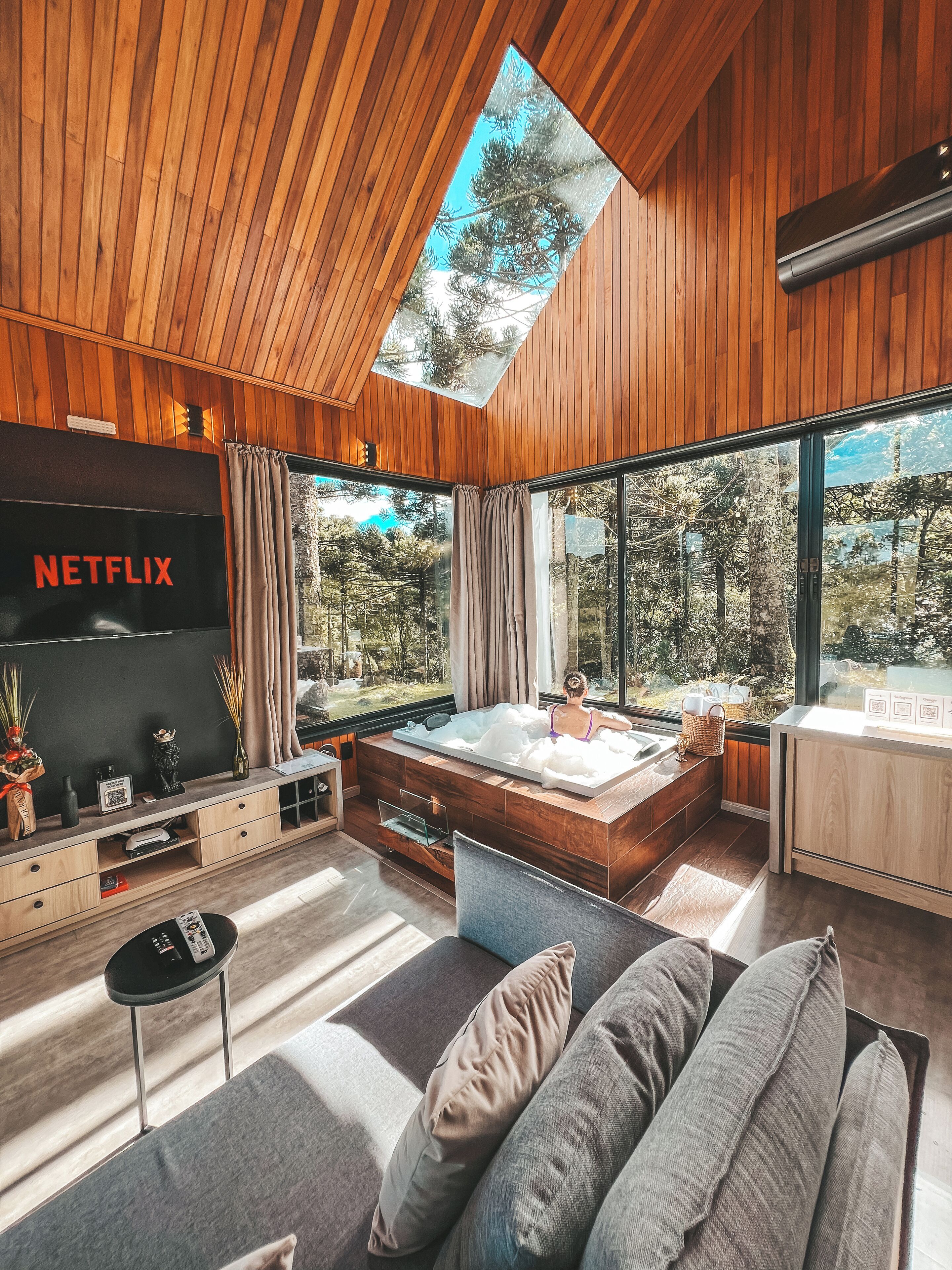 Cabaña Deluxe, se aceptan mascotas, vista a la montaña | Área de sala de estar | Televisión de pantalla plana 