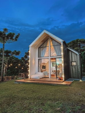 Cabaña Deluxe, vista a la montaña | Minibar, decoración personalizada y muebles diferentes