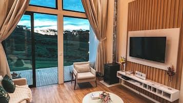 华丽小屋, 山景 | 起居区 | 平板电视