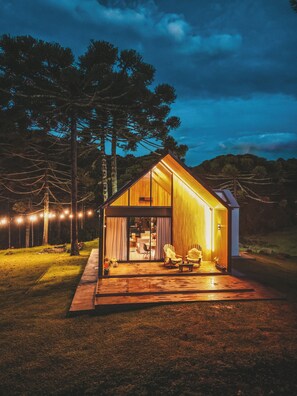 Deluxe Cabin, Pets Allowed, Mountain View | 1 bedroom, minibar, individually decorated, individually furnished