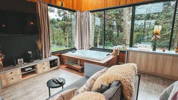 Hytte – deluxe, kjæledyr tillatt, fjellutsikt | Oppholdsområde | Flatskjerm-TV