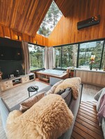 Cabana luxo, aceita animais de estimação, vista para a montanha | Área de estar | TV de tela plana 50 polegadas com canais digitais, TV, Netflix