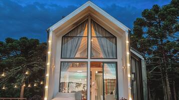 Cabana luxo, vista para a montanha | Frigobar, individualmente decorados, individualmente mobiliados