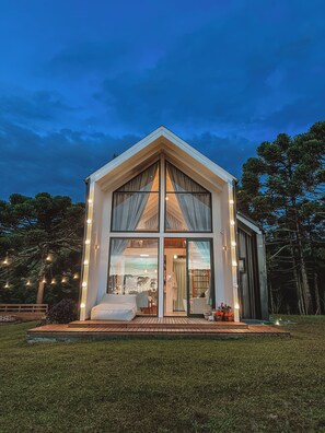 Deluxe Cabin, Mountain View | Minibar, individually decorated, individually furnished, blackout drapes