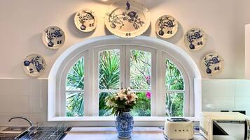 冰箱、微波炉、烤箱、炉灶