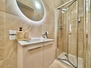 Dusche, Haartrockner, Handtücher, Seife