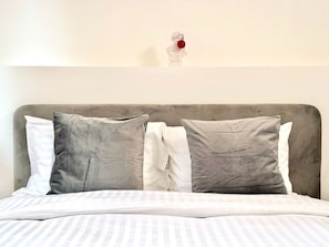 5 bedrooms, iron/ironing board, free WiFi, bed sheets