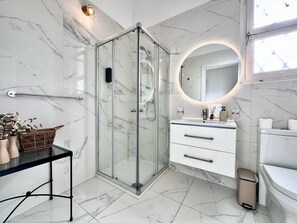 Douche, séchoir à cheveux, serviettes fournies, savon