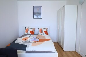 3 bedrooms, desk, iron/ironing board, free WiFi