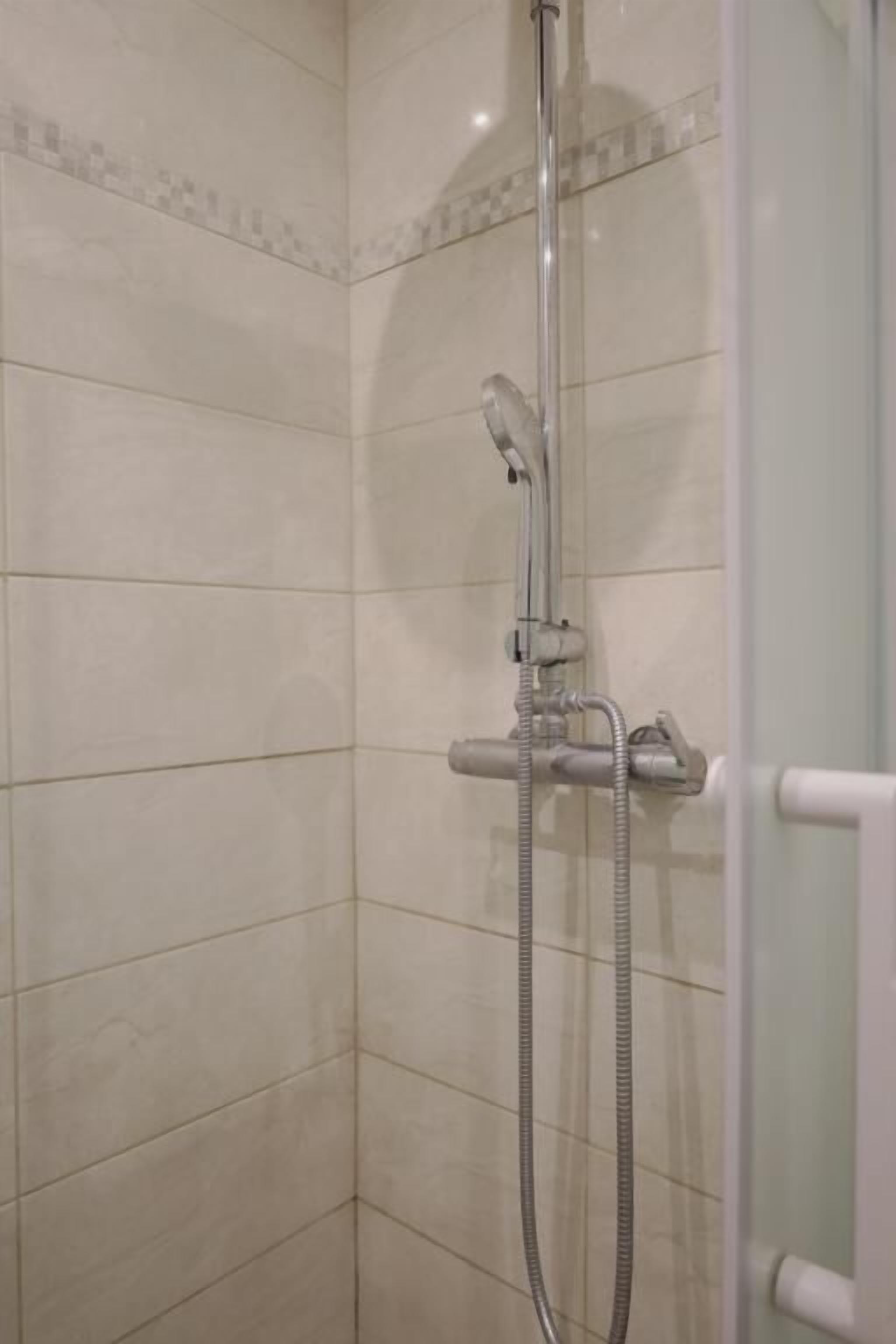 Een douche, een haardroger, handdoeken