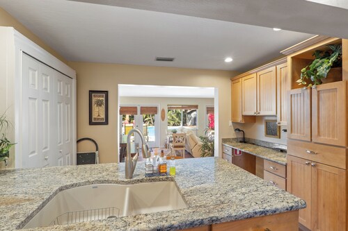 Your own Tropical Oasis with a fabulous pool 1 min from the beach