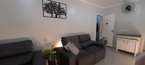 Standard Apartment | Living area | 32-inch Smart TV with digital channels - Apto 104 Ed Dambros ótima localização (Piratuba)