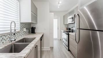 Frigorifero, microonde, forno, piano cottura