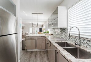 冷蔵庫、電子レンジ、オーブン、コンロ