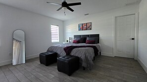 3 soverom, skrivebord, strykejern/-brett og reiseseng for barn