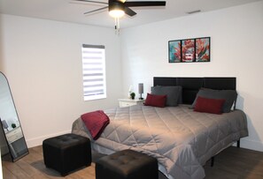 3 soverom, skrivebord, strykejern/-brett og reiseseng for barn