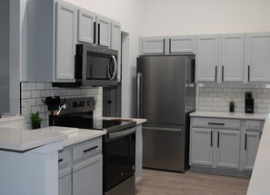 Mikrobølgeovn, ovn, kokeplater og oppvaskmaskin