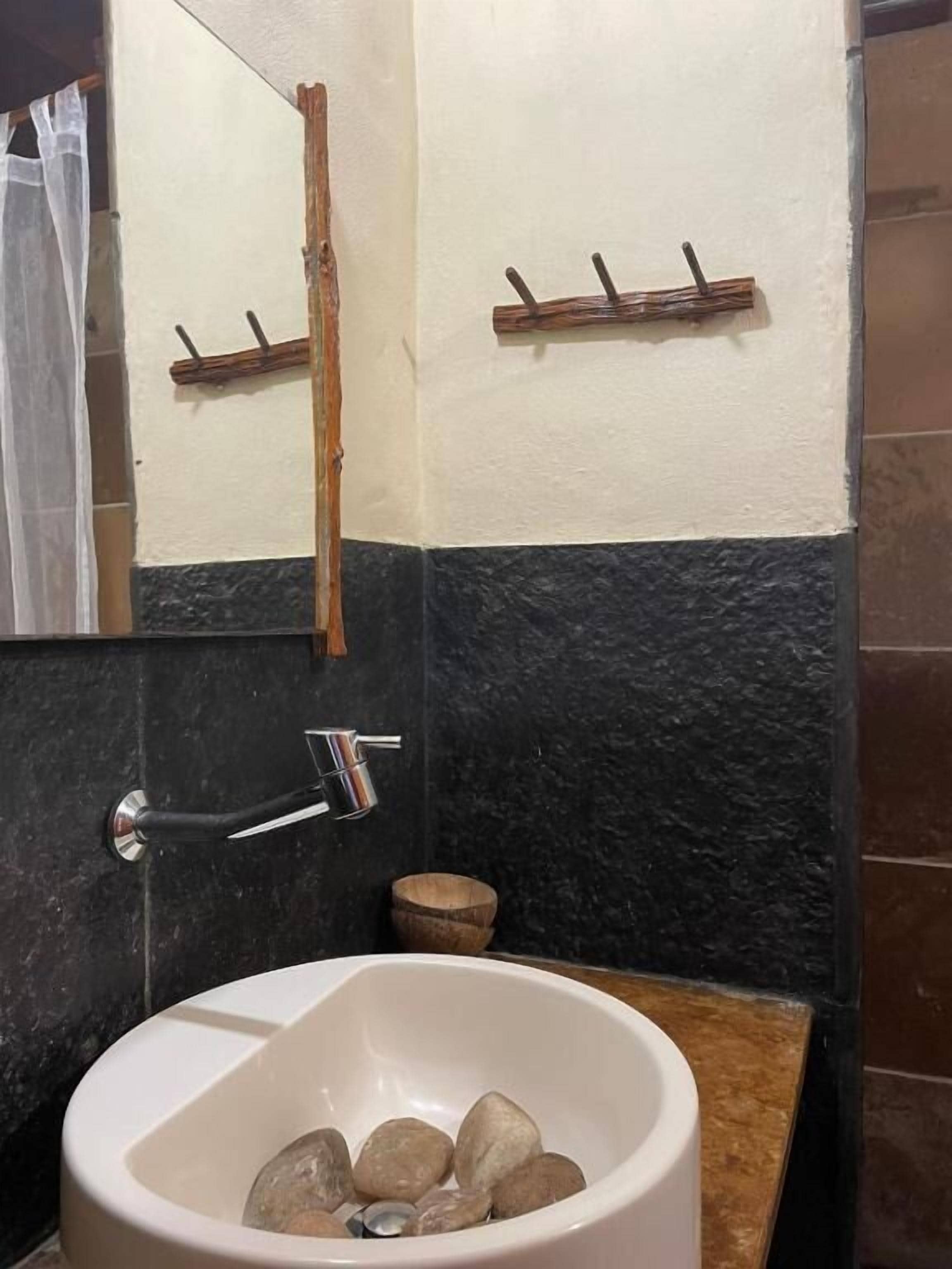 Quarto | Banheiro | Chuveiro, toalhas de banho, sabonete, shampoo