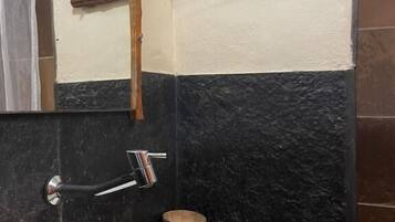 Quarto | Banheiro | Chuveiro, toalhas de banho, sabonete, shampoo