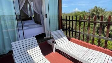 Quarto, sacada, vista para a lagoa | Frigobar, Wi-Fi de cortesia