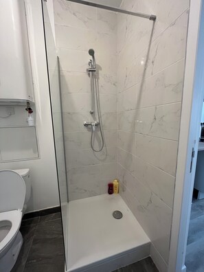 Secadora de cabello, toallas, papel de baño 