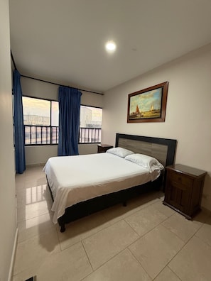 2 habitaciones, tabla de planchar con plancha, wifi y ropa de cama 