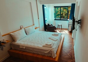 Klassieke driepersoonskamer, gedeeltelijk uitzicht op zee | Een kluis op de kamer, verduisterende gordijnen, gratis wifi, beddengoed