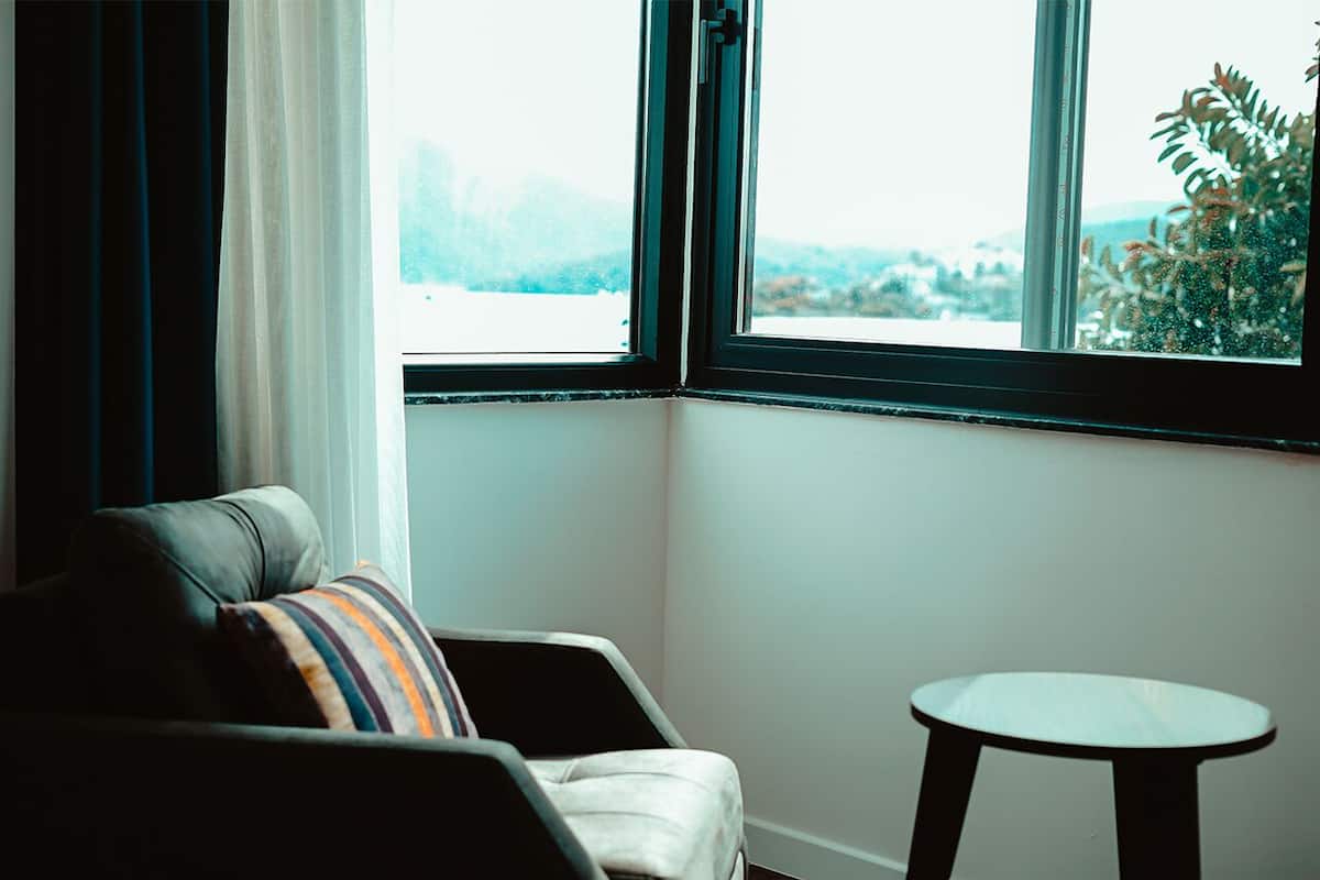 经典三人房, 部分海景 | 客房内保险箱、遮光窗帘、免费 WiFi、床单