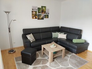 TV - New from spring 2025! Vacation apartment "Kleine Auszeit" in the Spessart (Burgsinn)
