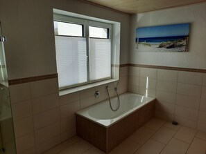 Secador de cabelo, toalhas de banho, sabonete, papel higiênico
