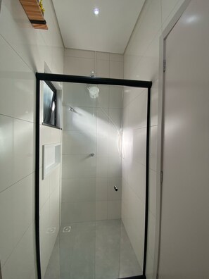 Shower, hair dryer, towels, soap - Gogh House. (Jardim Copacabana Foz do Iguaçu)