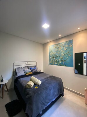 2 slaapkamers, een strijkplank/strijkijzer, gratis wifi, beddengoed