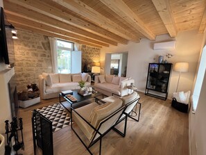 Smart TV, fireplace