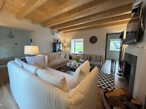 Smart TV y chimenea 