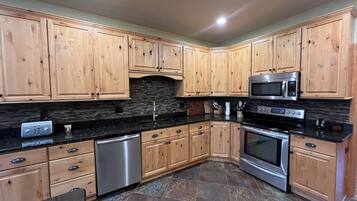 Een magnetron, een oven, een kookplaat, een vaatwasser