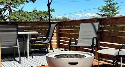 Cozy Getaway! - Oceanview Nova Scotian Sailor's Cottage with Modern Amenities