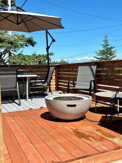 Cozy Getaway! - Oceanview Nova Scotian Sailor's Cottage with Modern Amenities