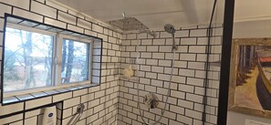 Douche, sèche-cheveux, serviettes fournies, savon