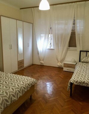 2 室のベッドルーム、アイロン / アイロン台、WiFi、ベッドシーツ