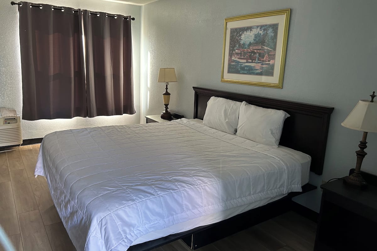 Standard Single Room, 1 King Bed, Non Smoking