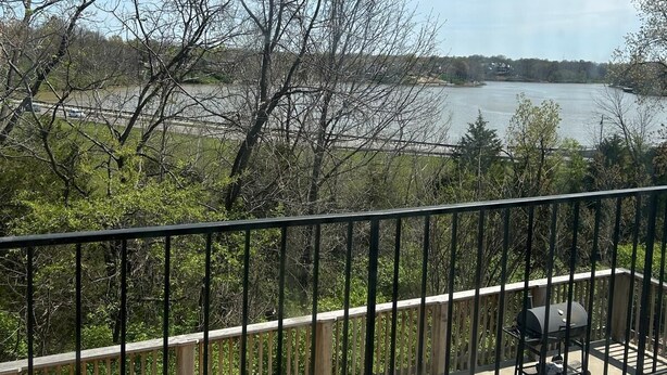 Ein Balkon mit Blick auf einen Fluss und Bäume.