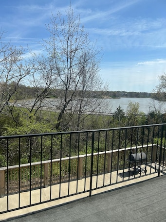 Exterior. LAKEVIEWINN