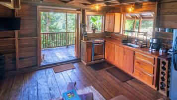 Fridge, oven, stovetop, coffee/tea maker