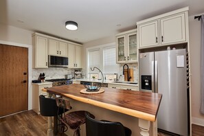 Refrigerador, microondas, horno y parrilla de estufa 