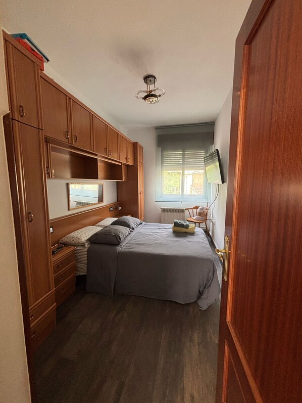 2 makuuhuonetta, silitysrauta/-lauta, ilmainen Wi-Fi, vuodevaatteet