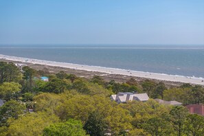 Plage à proximité, chaises longues, serviettes de plage