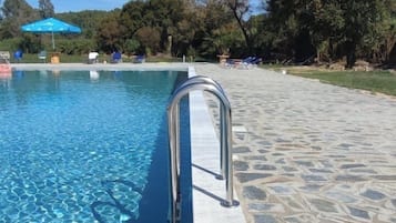 Una piscina al aire libre de temporada