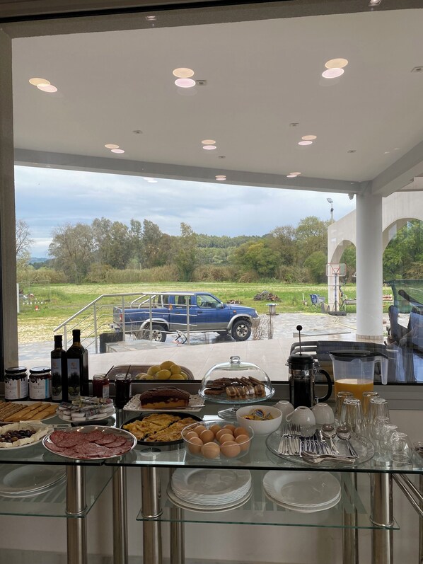Free daily buffet breakfast